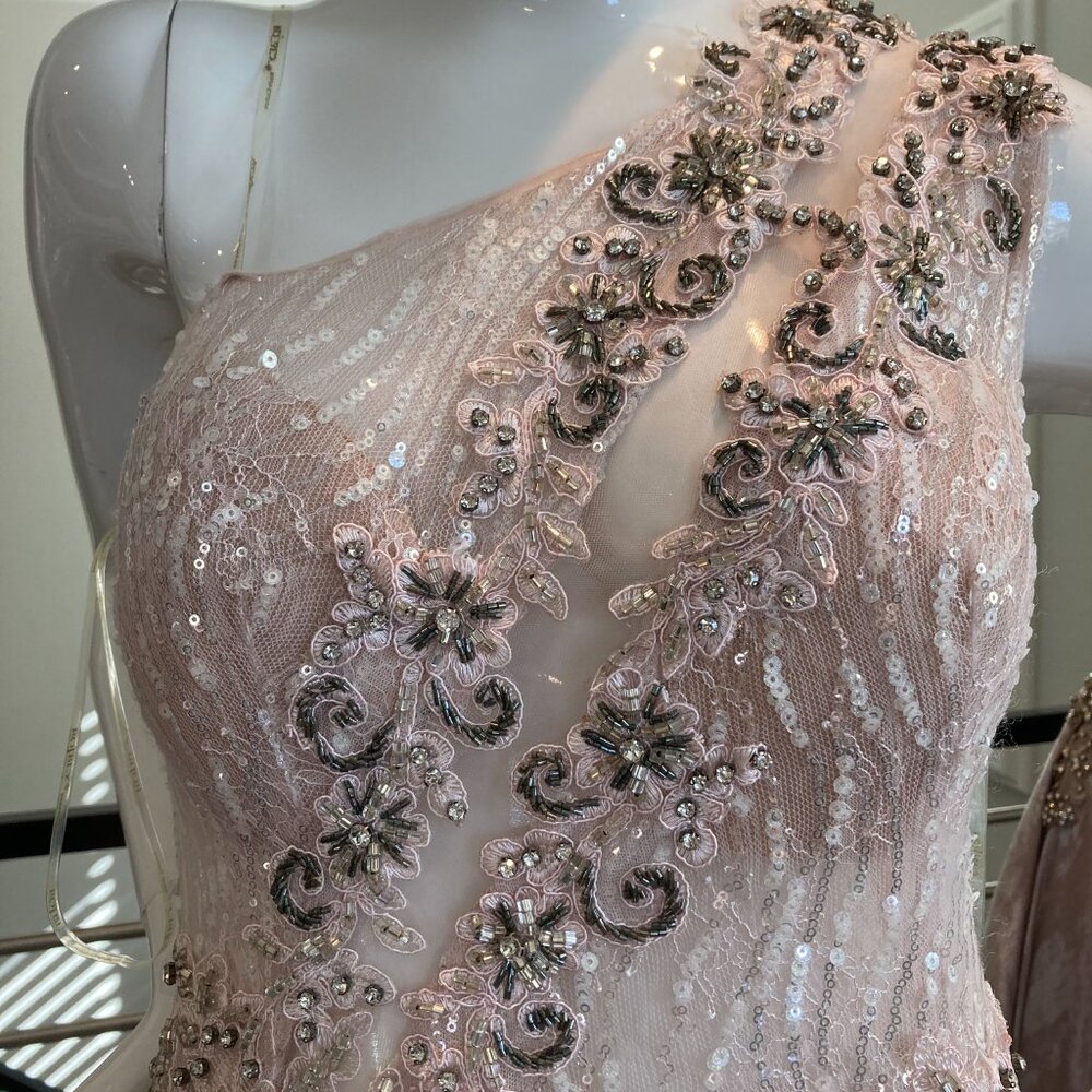 Dresses and Gowns - Picture 4 of 12